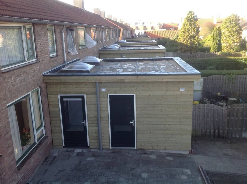 Houten berging aan het huis vast met twee deuren