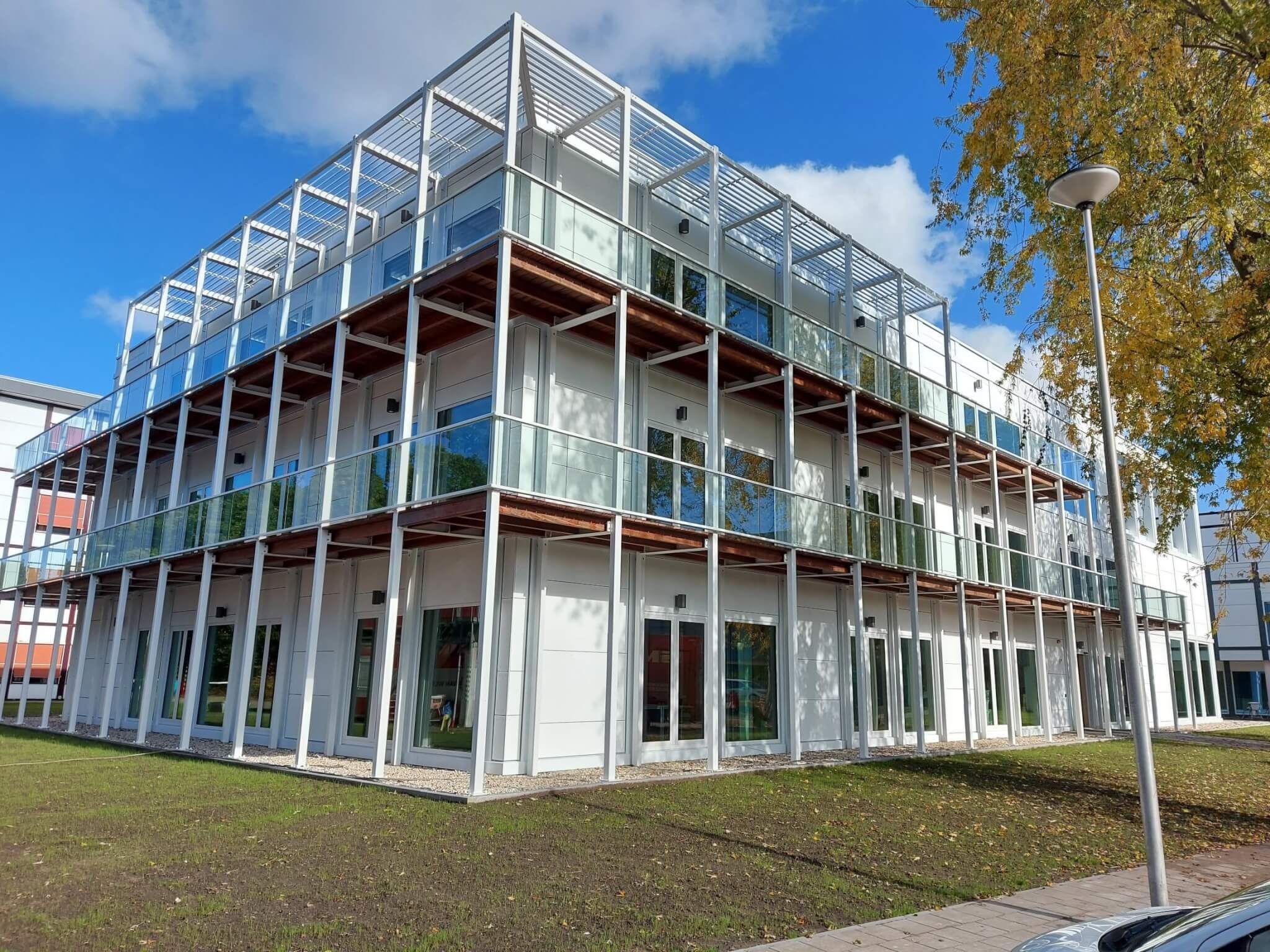 Houten schoolgebouw Drachten van voorkant gefotografeerd