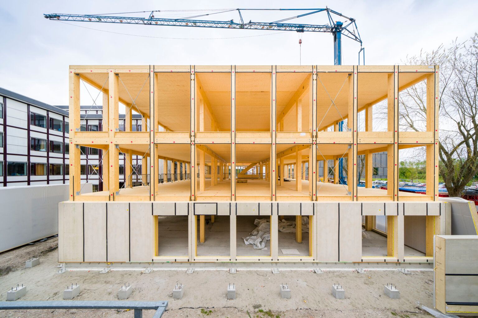 Opbouw van gelamineerde houtconstructies schoolgebouw.