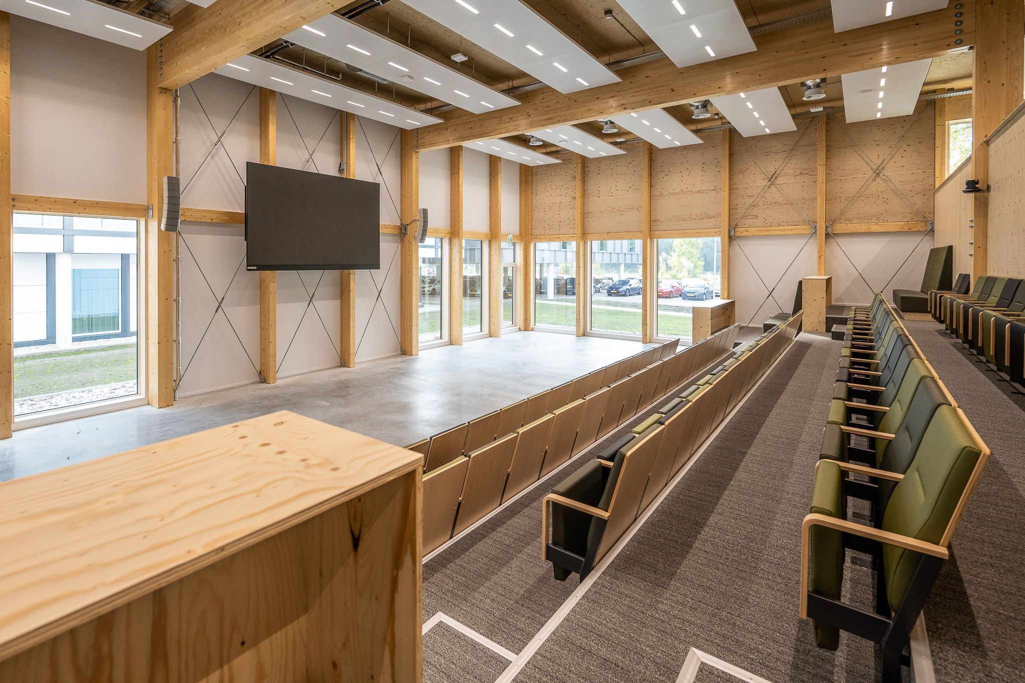 Collegezaal in houten schoolgebouw