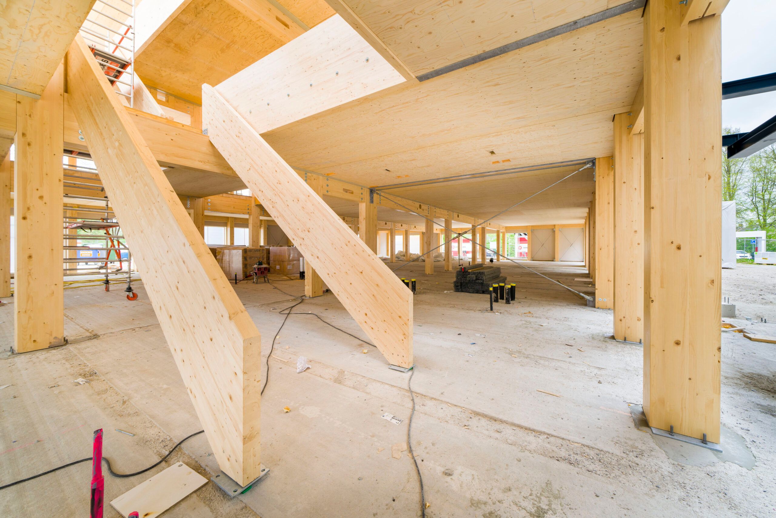 Opbouw van trap gelijmde houtconstructies bovenverdieping
