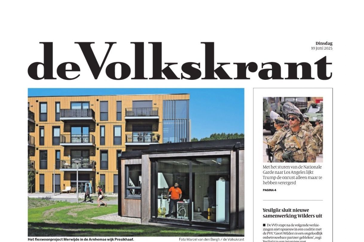 Voorpagina Volkskrant flexwijk MerWIJde laat kracht van houtbouw zien de groot vroomshoop2
