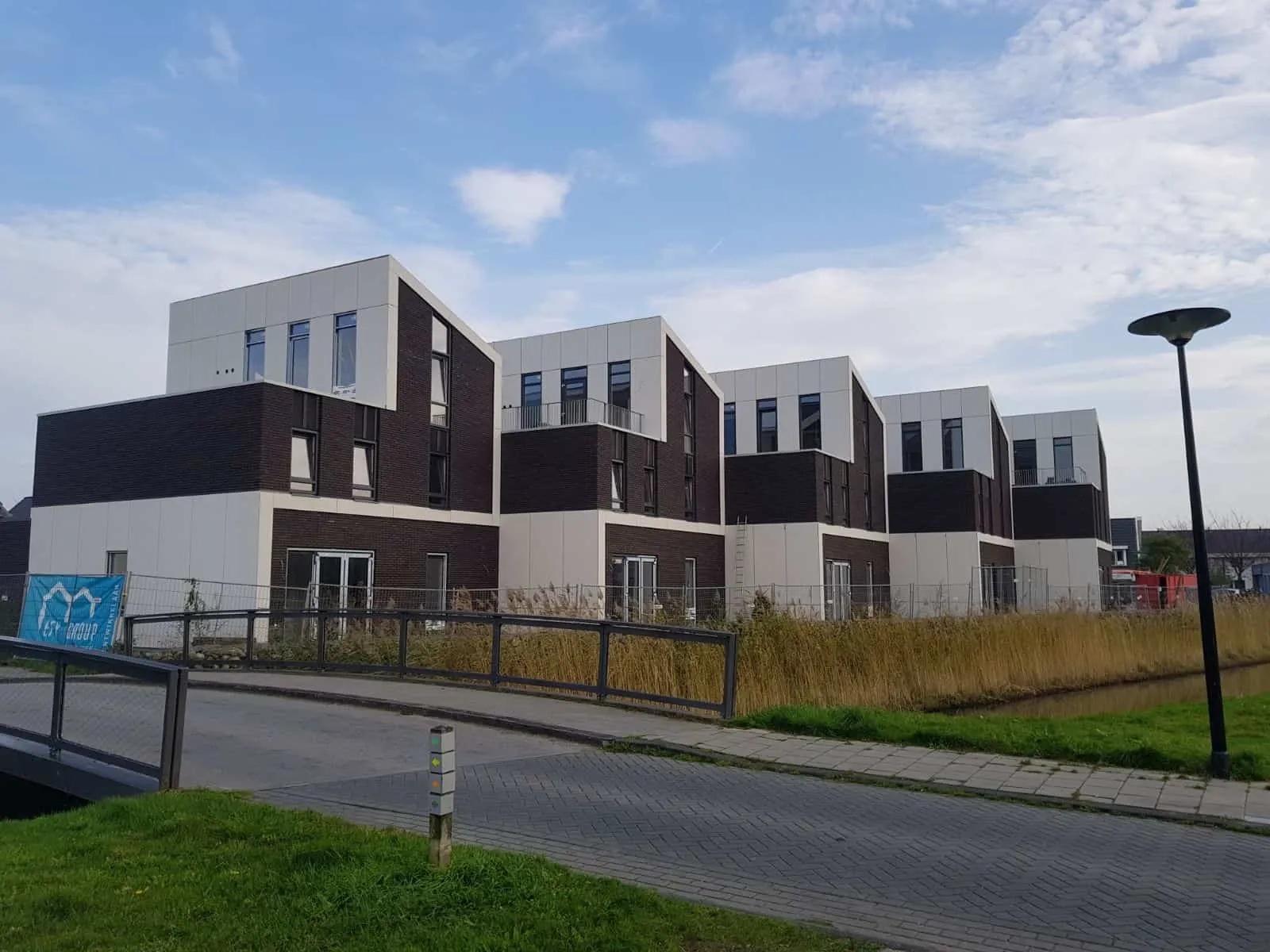 Zwart met witte woningen met brug op de voorgrond