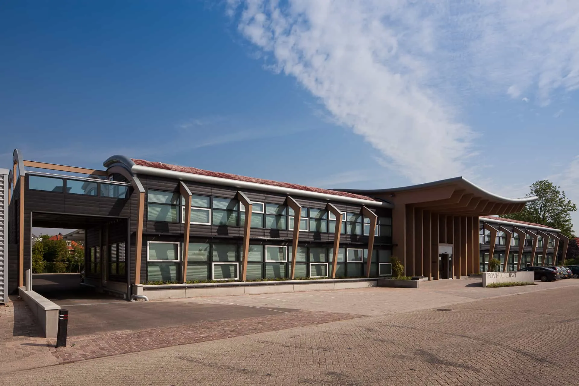 Glazen gebouw met houten constructie