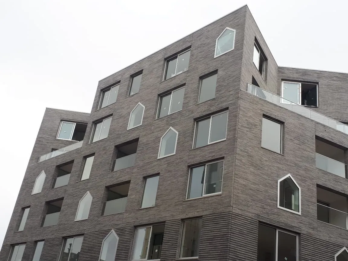Gebouw met complexe gevel en verschillende vormen van ramen