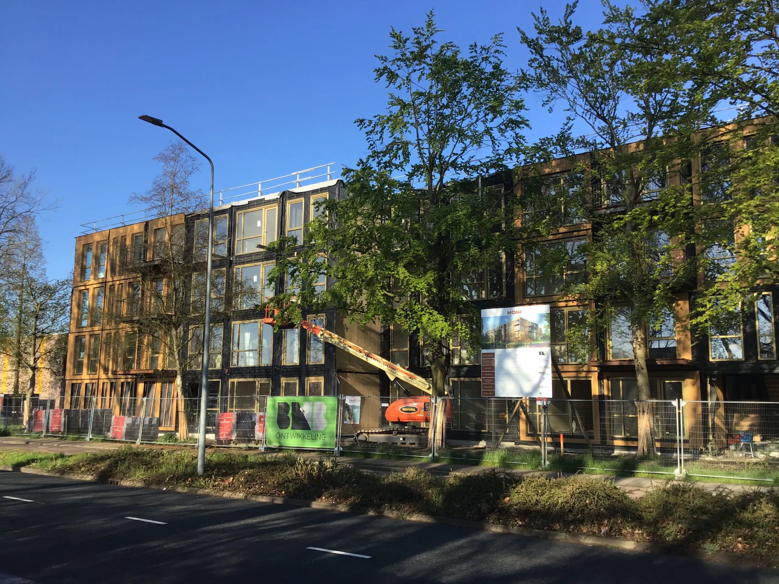 Gebouw in aanbouw met gele kraan