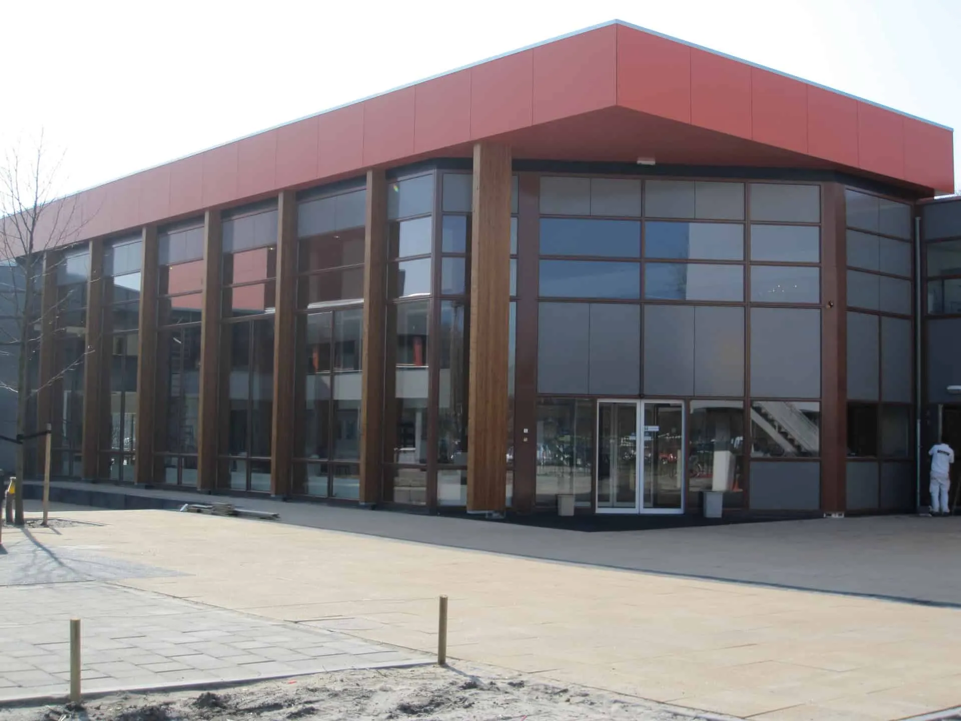 Gebouw met glas en opvallend rood dak