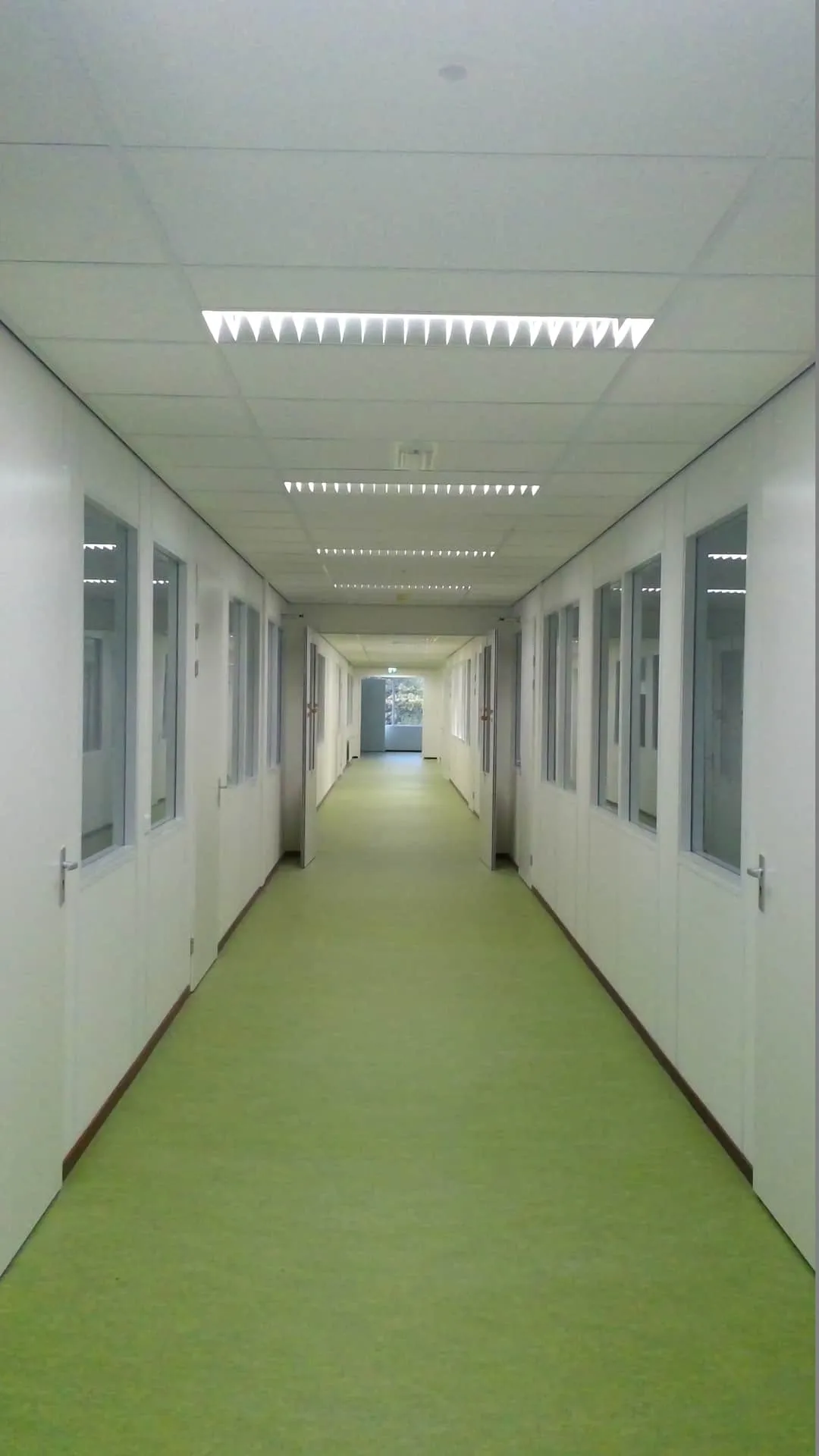 Helen Parkhurst school van de binnenkant met groene vloer.