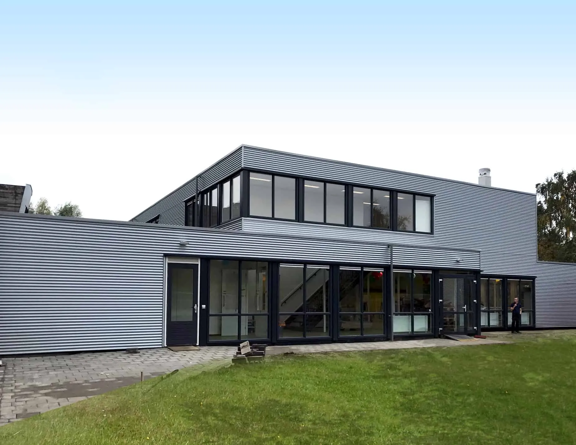 De grijze Helen Parkhurst school van buiten met zwarte kozijnen