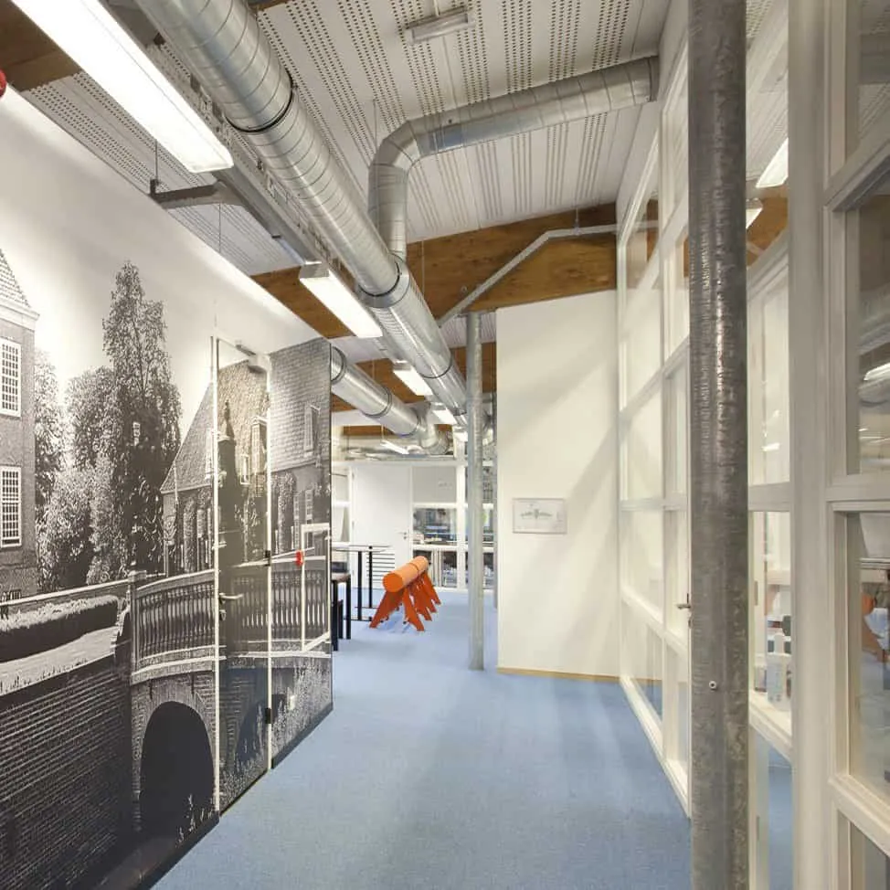 Binnenkant van de school met muurtekening