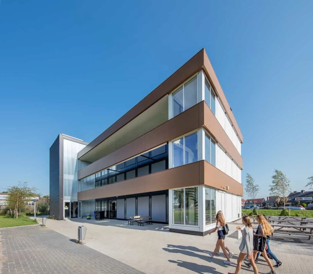 Het Paviljoen Fiorettie college in Lisse met mensen op het schoolplein