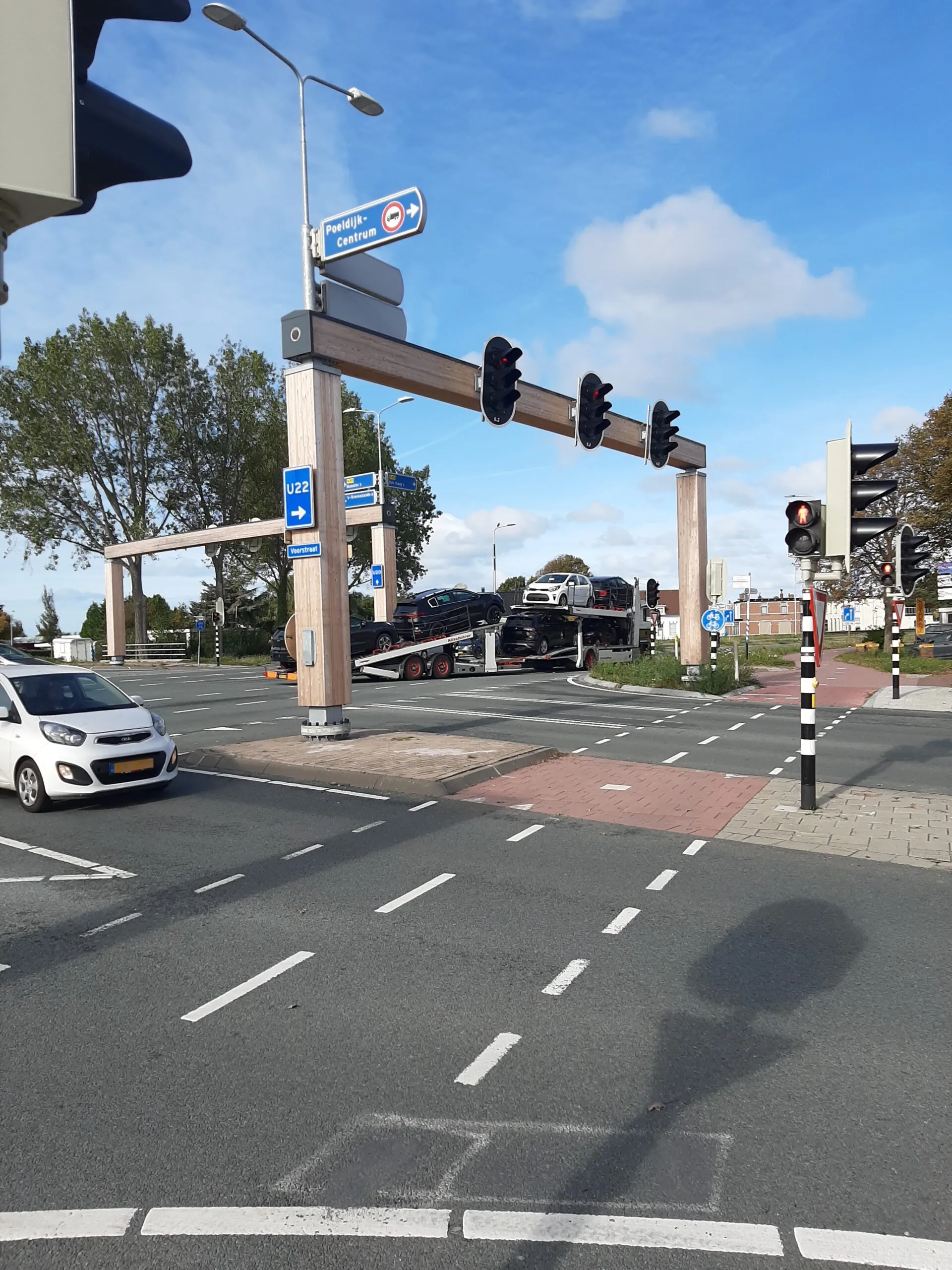 Wegportaal bij stoplicht op de weg