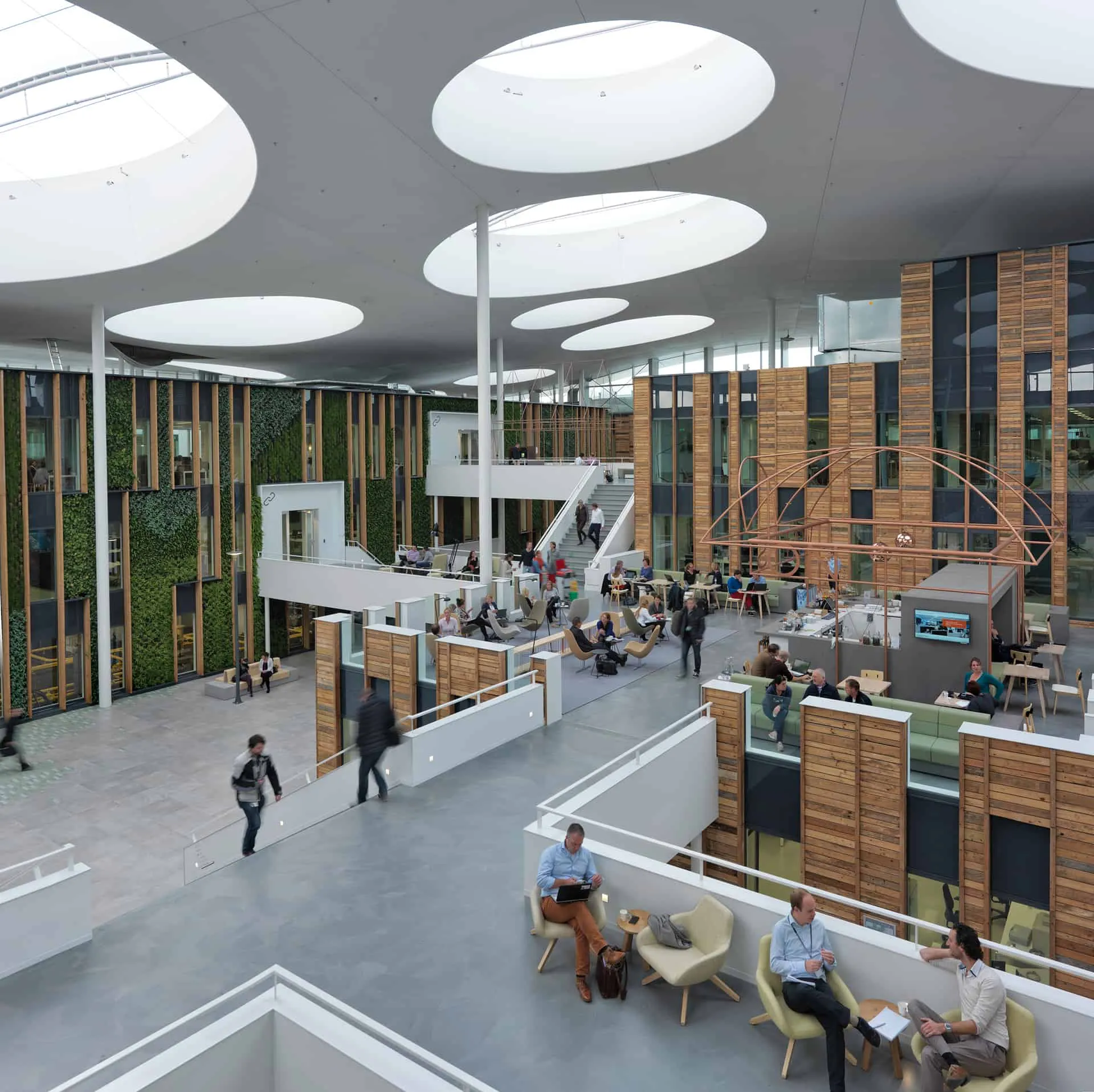Binnenkant van Alliander in duiven met houten details en groot centrum