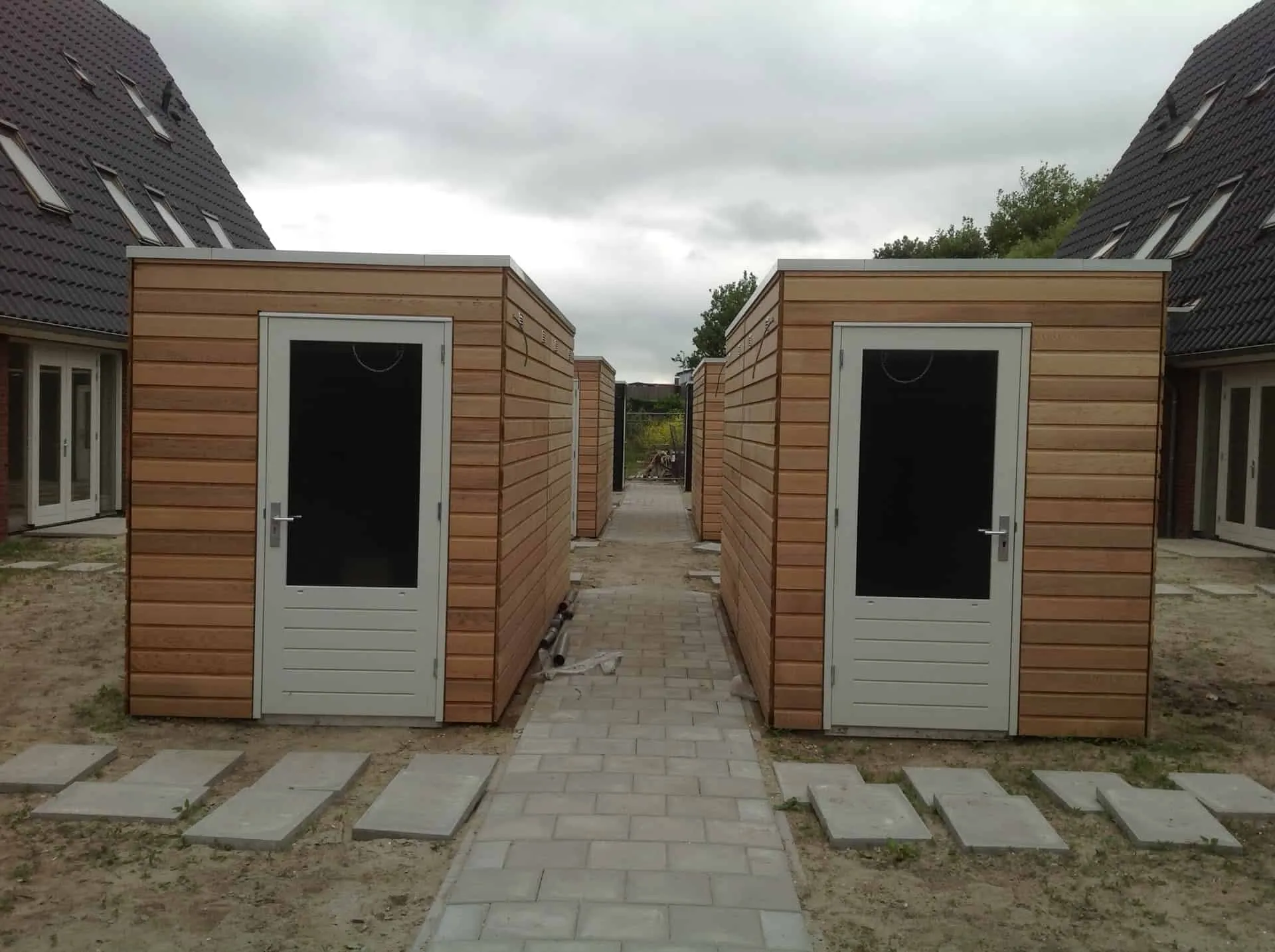 Twee bergingen van hout naast elkaar