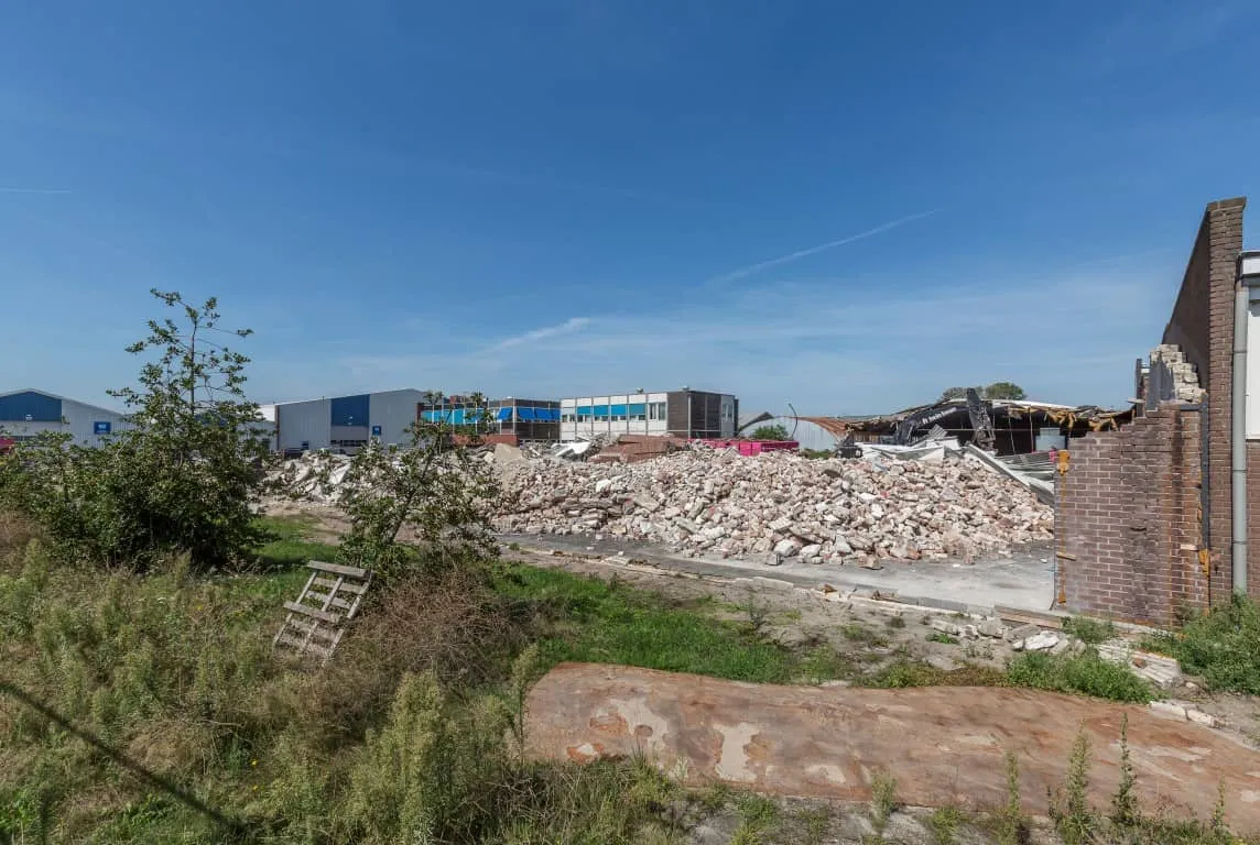 Kapot gebouw die in brokken ligt