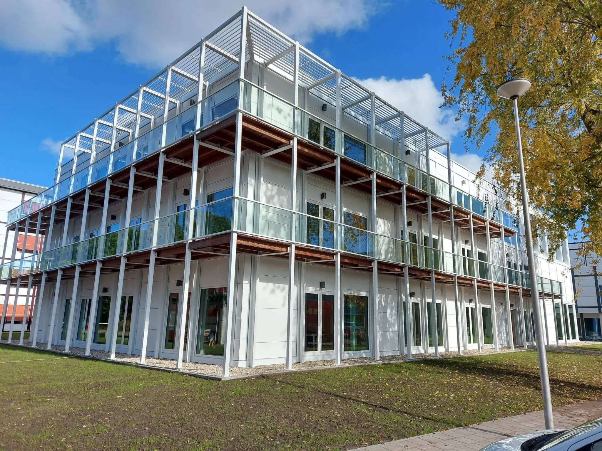 Houten schoolgebouw Drachten van voorkant gefotografeerd