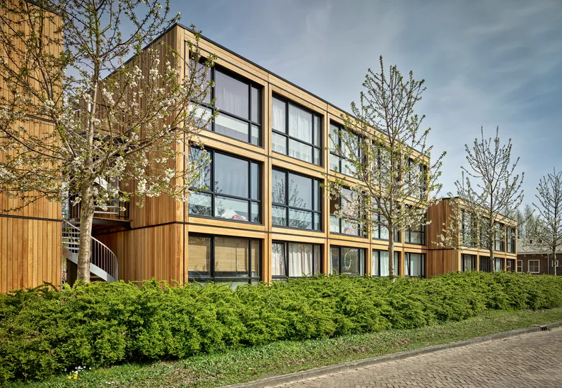 Houten woonstudio met grote raampartijen aan Van Oostsanenkade in Alkmaar