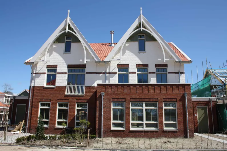 Huis met bijzondere witte gevel