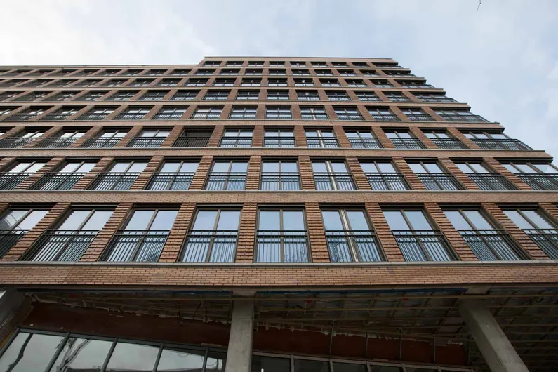 Hoog gebouw vanaf onderen