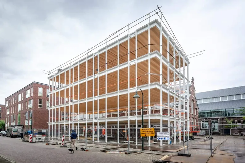 Bouw met wit staal en houten vloeren en hekken eromheen