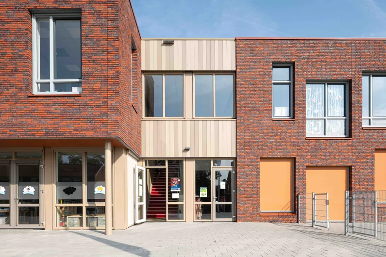 Ingang van de Brede school in Scheemda met hout en rode bakstenen