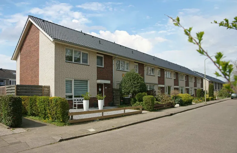 Wit met rode rijtjeshuizen in woonwijk