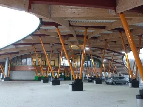 Een tankstation met houten palen en eigentijds design