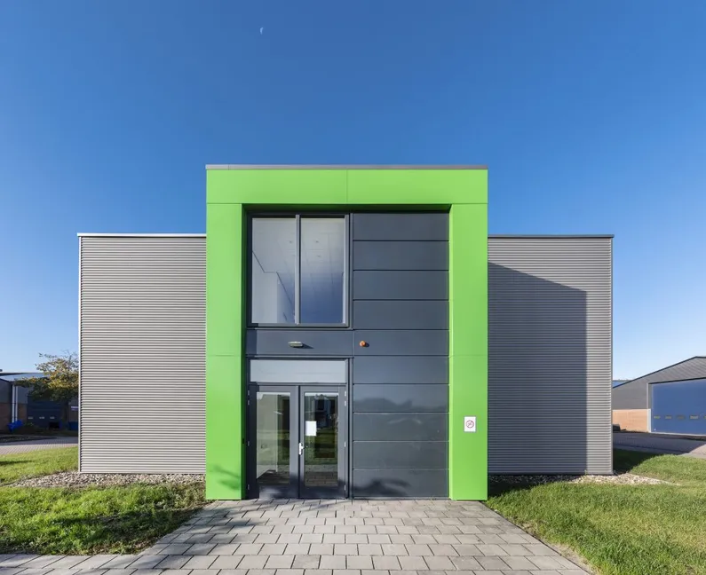 Voorkant van kantoor voor Wageningen University & Research met groen en aardse tinten.