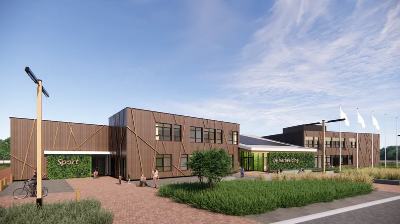 Houten gebouw met in het midden een schuin dak met zonnepanelen, groene buitenwanden met woorden erop en veel bosjes en bomen op het plein