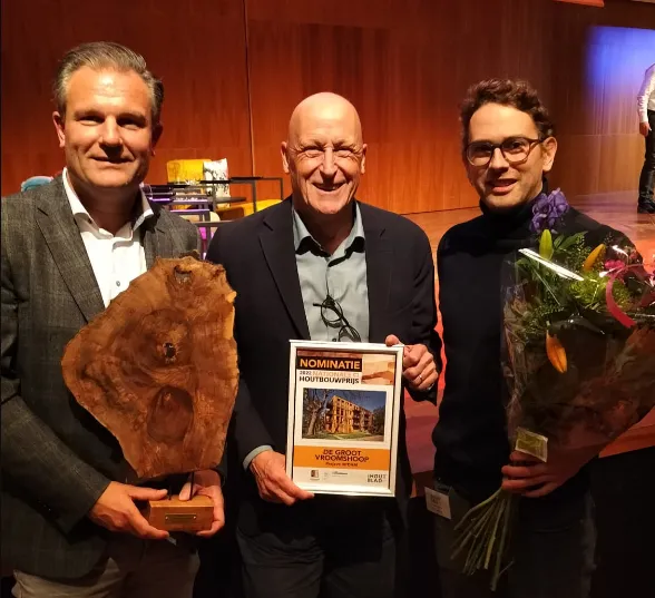 Winnaars houtbouwprijs. Drie mannen op een rij.