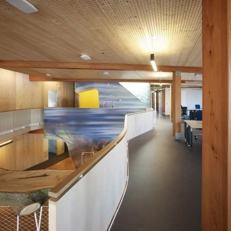 Interieur met houten plafond en houten details