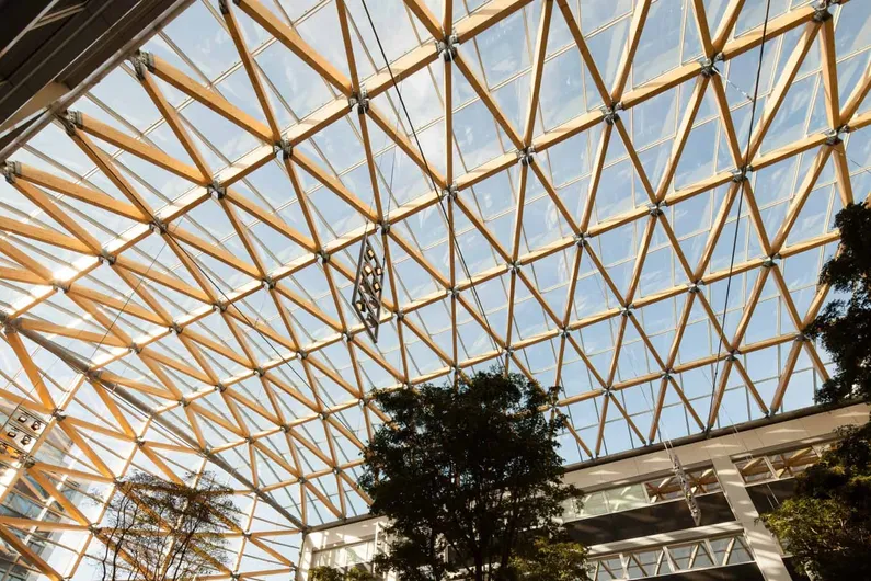 Glazen dak met houten balken