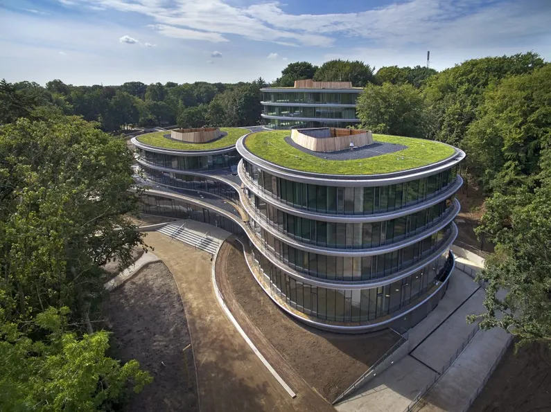 De Triodos bank in Driebergen met groene daken van bovenaf gefotografeerd.