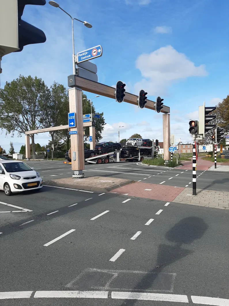 Wegportaal bij stoplicht op de weg