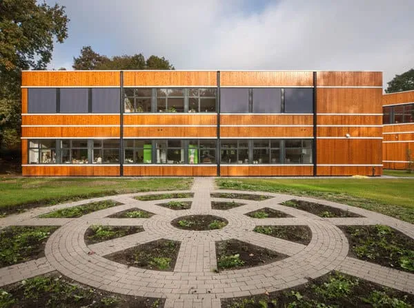 Nieuwbouw Amersfoortse Berg met een patroon aan tegels en groen