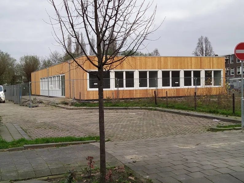 Houten Palet-centrum te Vlaardingen met met oprit en hekken