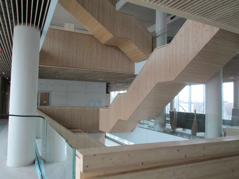 Houten trappen centrum die elkaar kruisen