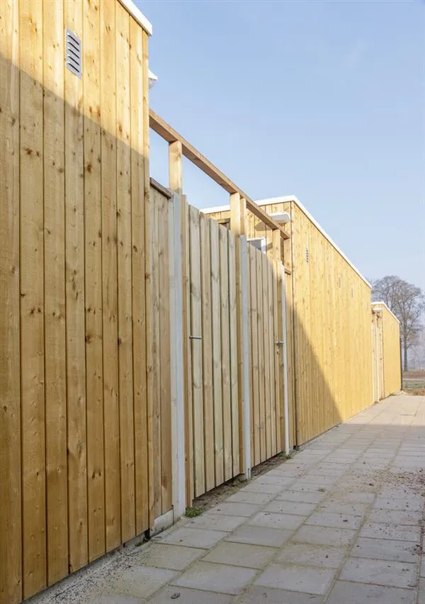 Houten schutting en schuurtje