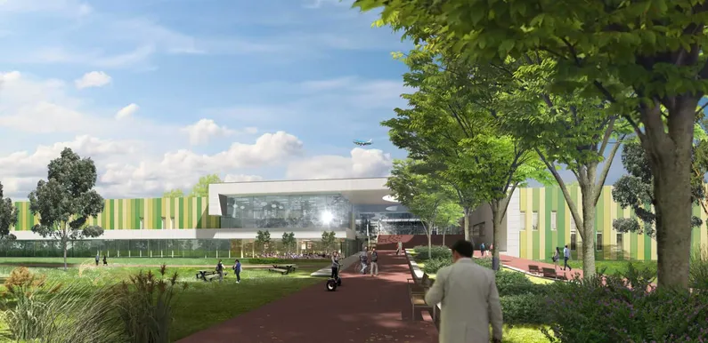 Tekening van een voorgevel van een groen met wit gebouw met mensen die ervoor lopen en verzamelen
