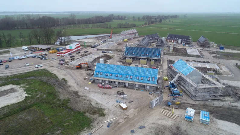 Drone foto van een bouwplaats waar prefab daken zijn geplaatst