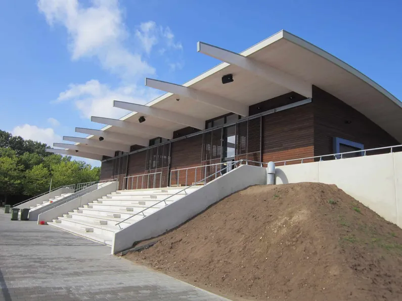 Een tribune met daarboven een gebouw met overkapping