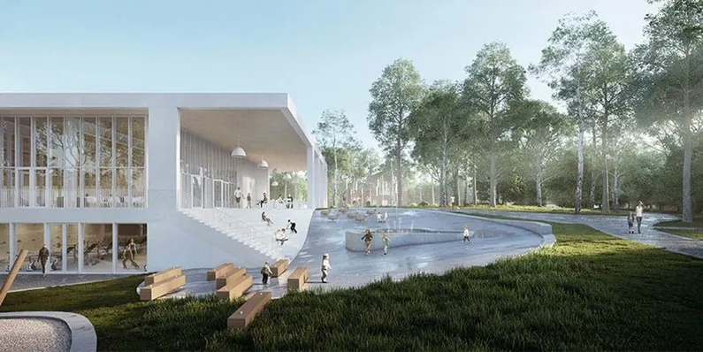 Wit gebouw met aan de zijkant een trap, bankjes, water dat omhoog spuit en bomen
