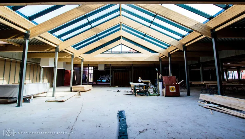 Houtconstructie als plafond met grote ramen als dak