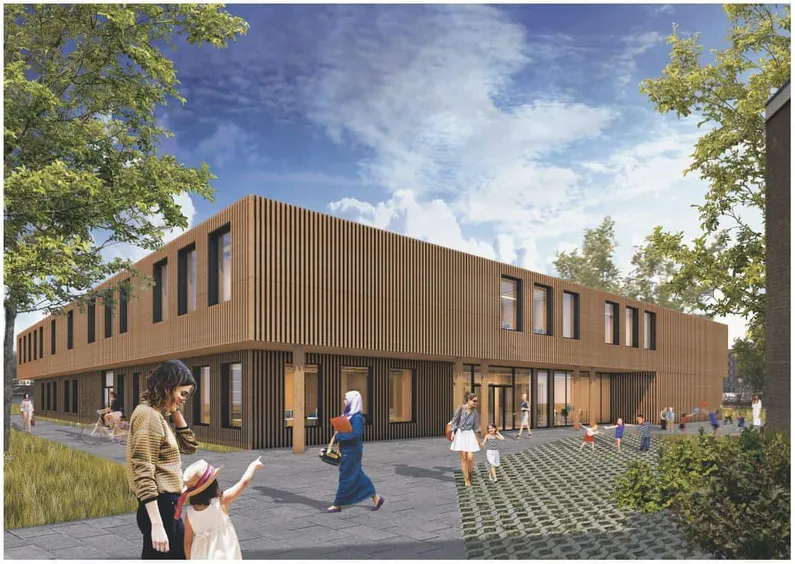 Houten gebouw met gras, bomen, een grijs pleintje en mensen en kinderen