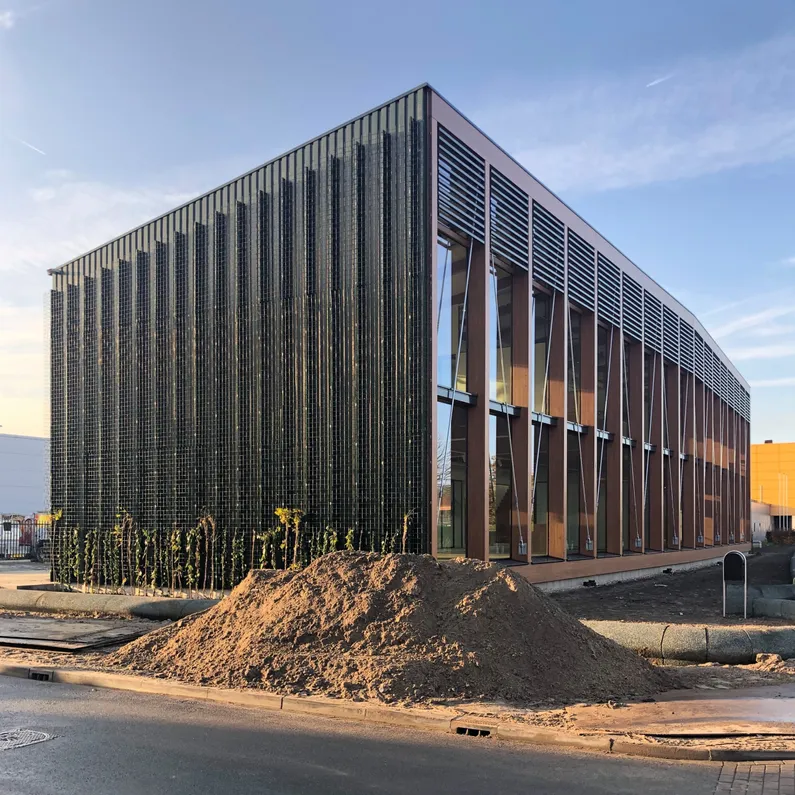 Gebouw met houtconstructie met een berg zand