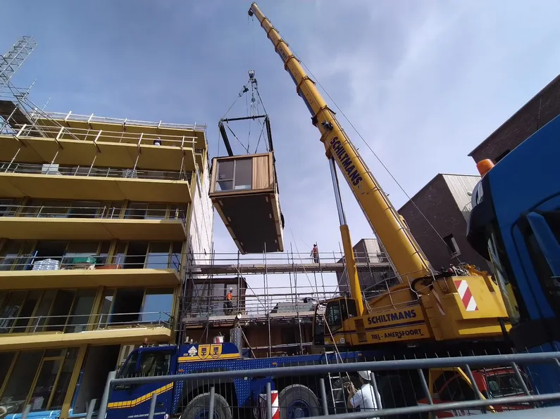 Houten module aan een kraan