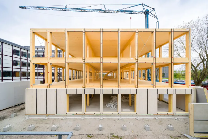 Opbouw van gelamineerde houtconstructies schoolgebouw.