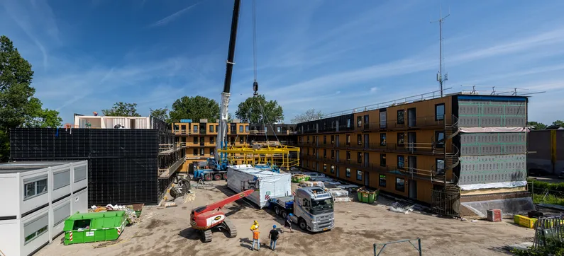 Woningbouw in aanbouw op bouwterrein